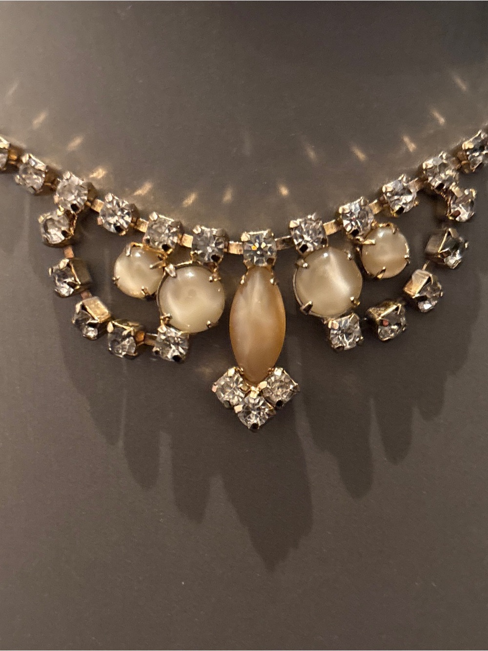 Vintage LISNER Crystal and Pearl Necklace - Ivory and Gold Tones - Picture 14 of 15